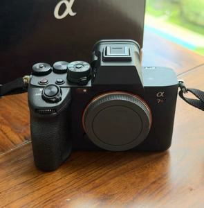 Appareil photo hybride Sony A7R5 d'occasion, boîtier 61MP plein format, stabilisation 5 axes, vidéo 8K, bon état, prêt à être expédié - Product Image 1