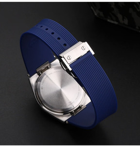 Nouveau <span class=keywords><strong>bracelet</strong></span> de <span class=keywords><strong>montre</strong></span> en <span class=keywords><strong>silicone</strong></span> avec goupille à dégagement rapide en métal pour <span class=keywords><strong>montre</strong></span> Tisso Prx 35 mm 40 mm avec fermoir déployant de luxe - Product Image 4