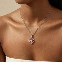 Collier en acier inoxydable plaqué or rose 18 carats avec pendentif trèfle à quatre feuilles en zircon scintillant, chaîne fine pour clavicule