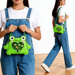 Bolso Kawaii de Rana Verde con Ventana Transparente para Exhibir Pins y Emblemas, Lindo Bolso con Temática de Anfibios - Product Image 4