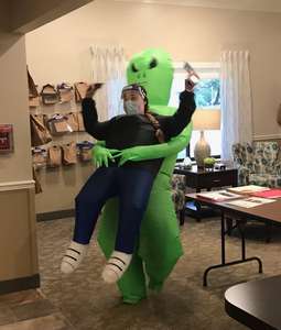 <span class=keywords><strong>Alieno</strong></span> che trasporta la mascotte umana <span class=keywords><strong>Costume</strong></span> di Halloween extraterresting <span class=keywords><strong>alieno</strong></span> costumi da persona per bambini e adulti - Product Image 4