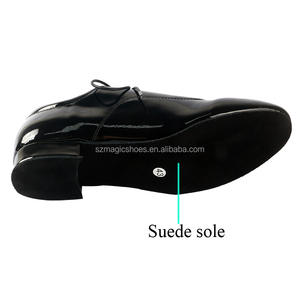Zapatos de fiesta de baile negros muy suaves de PU de patente personalizada para hombres zapatos de baile de salón de suela blanda de gamuza para interiores de 2,5 CM - Product Image 3