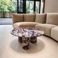 Table basse ronde moderne de luxe en marbre Calacatta Viola avec plateau en pierre et 3 pieds à colonnes cannelées, table basse centrale pour salon