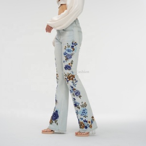 Jeans de Mezclilla de Cintura Baja para Mujer, Diseño OEM, Bordado Floral, Estilo Boho-Chic, Color Azul Claro, Corte Acampanado - Product Image 2