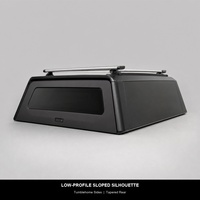 Capot de camionnette noir mat à profil bas avec fenêtres latérales inclinées et kit de rails de toit argentés