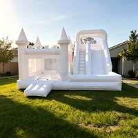 Château gonflable blanc pour jardin avec grande toboggan combinée, idéal pour les fêtes d'anniversaire, mariages et événements en extérieur ou en intérieur pour enfants