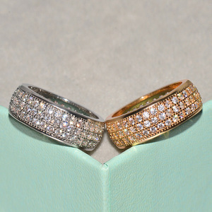 Anello a Cerchio con Zirconi Rotondi per Donne e Uomini, Gioiello Unisex con Pavé Completo, Elegante e alla Moda, Idea Regalo - Product Image 3