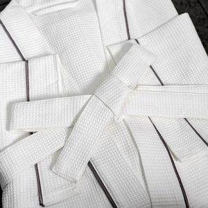 Kustom jubah mandi wafel standar Hotel bordir kualitas tinggi dengan Logo lembut dan hangat katun putih jubah mandi wafel - Product Image 2