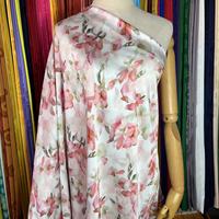 Tissu satiné de fleurs élégantes d'impression de poids moyen de polyester de haute qualité pour la robe et les pyjamas de femmes