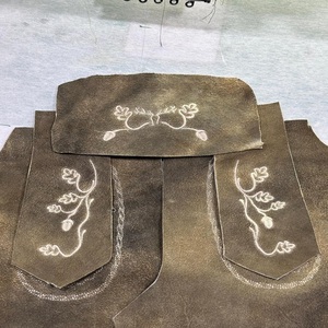 Shorts en daim marron pour homme, grande taille, avec bretelles brodées motif cerf et floral, taille mi-haute, coupe H, longueur genou - Product Image 3