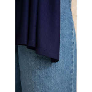 Écharpe en coton bleu marine en popeline unisexe, accessoire léger et doux pour la peau - Product Image 1