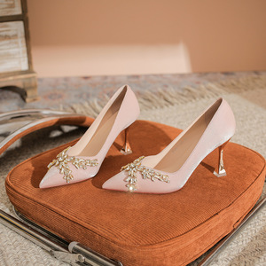 Zapatos de Novia Clásicos de Satén con Decoración de Cristales, Tacones Altos con Punta en Pico, Elegantes Zapatos de Novia 8599A-161 - Product Image 1