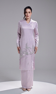 Ensemble deux pièces <span class=keywords><strong>Baju</strong></span> <span class=keywords><strong>Kurung</strong></span> violet lilas en jacquard texturé, tunique longue à col en V, manches à dentelle florale ornée de strass, ourlet diagonal, style musulman - Product Image 2