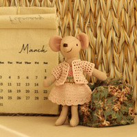 Poupées souris en tissu faites à la main avec mini canapé rétro et table à thé-Idéal pour la décoration de maison de poupée