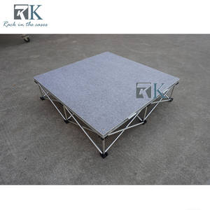 Plateforme de conférence pliable avec finition moquettée grise pour scène et présentation - Product Image 6