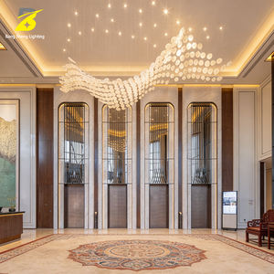 Lustre en forme de disque ondulé personnalisé - Luminaire suspendu LED de luxe pour hall d'hôtel et salle de banquet - Product Image 3