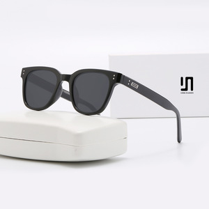 Lunettes de soleil unisexes, monture noire, lentille en polycarbonate, protection UV400, type 3, style tendance pour une utilisation en extérieur - Product Image 4