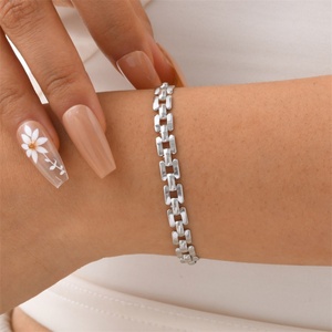 Pulsera INS de Acero Inoxidable 18k con Cadena Gruesa y Ancha, Pulsera de Fútbol Personalizada, Regalo para el Amor - Product Image 3