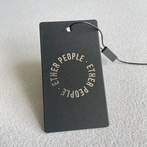 Etiquetas colgantes de plástico y papel con logotipo personalizado, ecológicas, de lujo, con bajo MOQ, para accesorios de ropa, con impresión UV en relieve - Product Image 5
