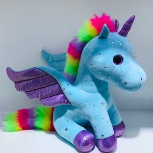 Unicornio de peluche sentado con estampado de estrellas azul cielo y crin y cola arcoíris esponjosos - Product Image 2