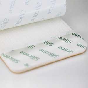 Pansement en mousse de polyuréthane auto-adhésif sans bords pour les escarres, destiné aux personnes âgées alitées souffrant d'escarres. - Product Image 1