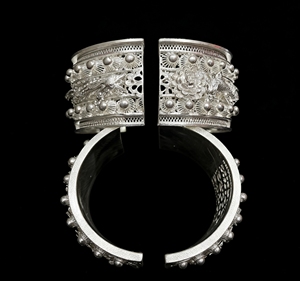 Nuevas pulseras de plata Miao inspiradas en la moda de París-Estilo étnico, puños de brazo tallados, pulsera de plata de Diseño ancho único Bohemio - Product Image 2