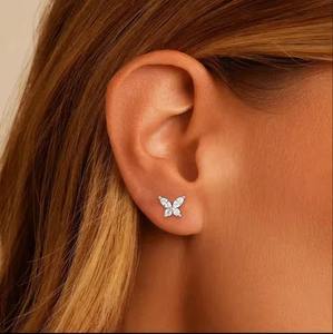 Vente flash : Boucles d'oreilles en or blanc 18 carats en forme de papillon, serties de diamants de laboratoire taille marquise et taille rond, disponibles à prix compétitif - Product Image 2