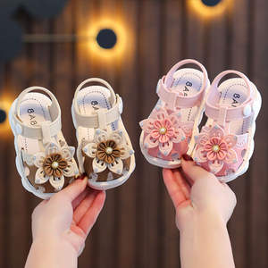 Sandales de plage d'été pour enfants à domicile, chaussures unisexes pour bébés et tout-petits, motif floral, dessus et semelle en PVC, sangle à boucle, vente en gros - Product Image 2