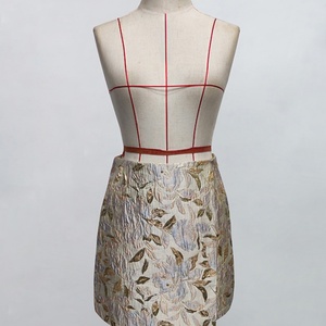 Mini-jupe en tissu jacquard gaufré de couleur unie, simple et tendance, de haute qualité, personnalisable en gros (OEM) - Product Image 2