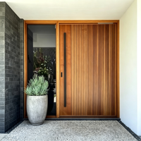 Porte en bois massif de chêne rouge traditionnel, finition style battant avec clous en cuivre, pour application en villa