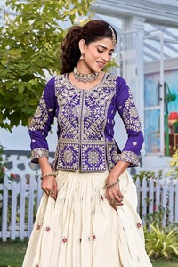 Vente en gros : Ensemble élégant de lehenga choli brodé pour femmes, idéal pour les mariages et les événements culturels, disponible à la vente - Product Image 6