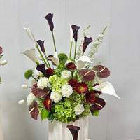 Boules de fleurs artificielles bordeaux et vertes pour centres de table, décorations d'allée et arrangements floraux pour cérémonies de mariage