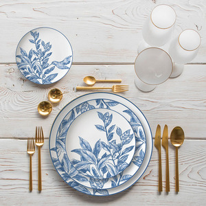 Venta al por mayor Vintage Azul Floral Decoración Country Style Bone China Cargador Platos Cena Plato Set - Product Image 4