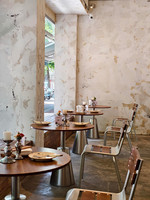 Ensemble table et chaises de café en bois antique de style industriel rétro, mobilier commercial pour la restauration, utilisation en restaurant, bar, salon de thé, desserts