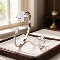 Set Perhiasan Wanita: Gelang dan Cincin Motif Bunga, Gelang Manset Terbuka dengan Cincin Senada, Hadiah Perhiasan Fashion untuk Acara Spesial