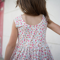 Robe d'été décontractée rose à imprimé floral fraise pour filles, col rond, manches à volants, en coton doux, coupe trapèze, personnalisable OEM/ODM