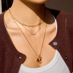 Collar con colgante en forma de corazón con cristal rojo y colgante de llave en tono dorado para mujer, joyería de regalo - Product Image 3