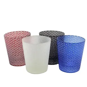 菊模様のガラスカップを手で切った4個の青黒赤白色のロックガラスタンブラー