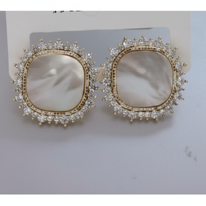 Affascinante pacchetto di gioielli in sei pezzi tra cui orecchini di perle per un'avventura alla moda - Product Image 1