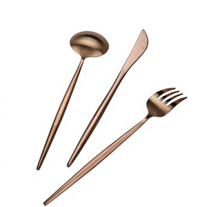 Des couverts design en métal inspirés des styles européens parfaits pour les événements officiels et les dîners à domicile. - Product Image 1
