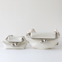 Damen Vintage Kiss-Lock Umhängetasche aus weichem Echtleder mit rundem Silberverschluss, verstellbarem breitem Riemen, Retro-Schulterhandtasche