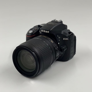 Appareil photo <span class=keywords><strong>reflex</strong></span> numérique Nikon D5300 d'occasion en gros <span class=keywords><strong>avec</strong></span> objectif VR 18-105mm, 24,2MP, Wi-Fi intégré, GPS, qualité supérieure, reconditionné pour la revente - Product Image 1