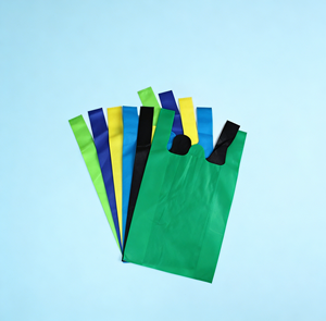 Bolsa de compras de tela no tejida para el hogar, necesaria para el día a día, tipo camiseta, para uso doméstico, bolso de mano para la familia, bolsa de almacenamiento de compras diarias. - Product Image 1
