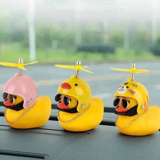 Lastik ördek oyuncak motosiklet bisiklet araba süsleri sarı ördek araba Dashboard süslemeleri serin gözlük ördek pervane kask ile