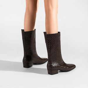 <span class=keywords><strong>Stivali</strong></span> da Cowboy da <span class=keywords><strong>Donna</strong></span> Moncheer a Metà Polpaccio, <span class=keywords><strong>Marroni</strong></span> in Pelle PU Intrecciata, Punta Quadrata, Tacco Basso 4cm, Stile Western Classico per Autunno e Inverno - Product Image 2
