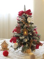 Mini arbre de Noël artificiel LED pré-éclairé de haute qualité décoration intérieure et extérieure pour la maison et la fête avec piquets en bois rouge