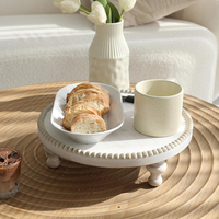 Plateau rond en bois avec support vertical en forme de tuyau de style farmhouse et bords perlés pour la décoration. Support de présentation pour cupcakes en papier.