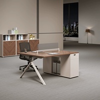 Poste de travail minimaliste moderne pour employés, bureau informatique avec cloison en bois 4 places, ensemble de 4 bureaux et chaises