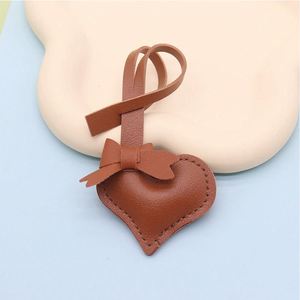 Llavero de Cuero PU con Forma de Corazón, Decoración Colgante Impermeable, Regalo Elegante para Mujer, Adorno para Bolso - Product Image 3