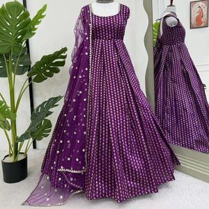 Lehenga Choli moderne entièrement cousu en soie pure Jequard en relief Dupatta coton Micro broderie point travail fête indienne - Product Image 1